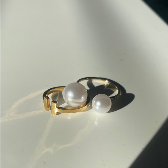 Elegant Gold and Pearl Open Ring - Picture 2 of 2